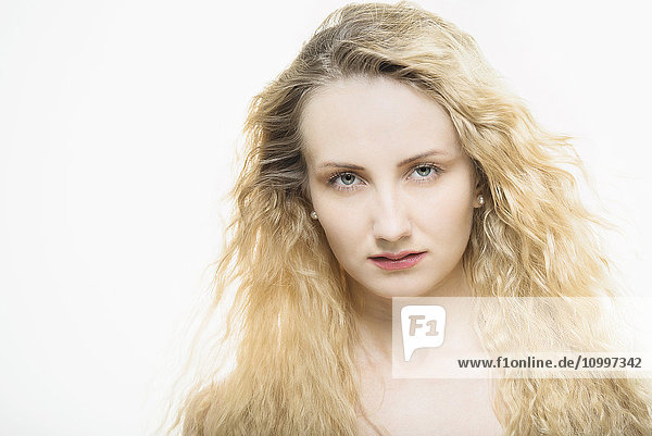 Porträt einer schönen Frau mit langem  blondem  lockigem Haar