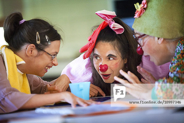 Reportage über zwei Clowns  die dem Verein Hôpiclowns angehören. Sie treten in einem Heim für behinderte Erwachsene in Genf  Schweiz  auf.