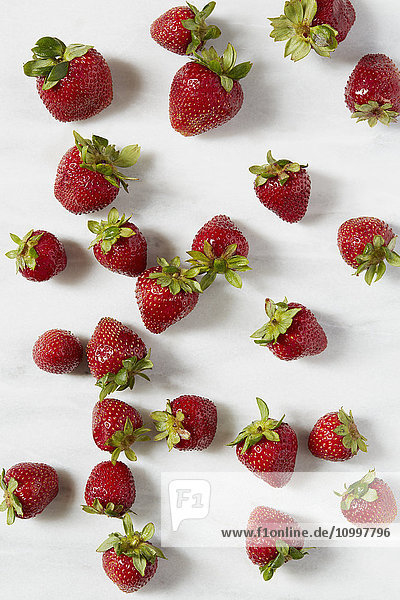 Studioaufnahme von Erdbeeren auf weißem Hintergrund