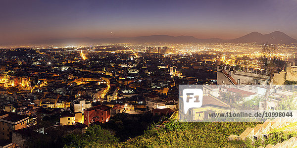 Italien  Kampanien  Neapel  Panorama der Stadt bei Sonnenaufgang