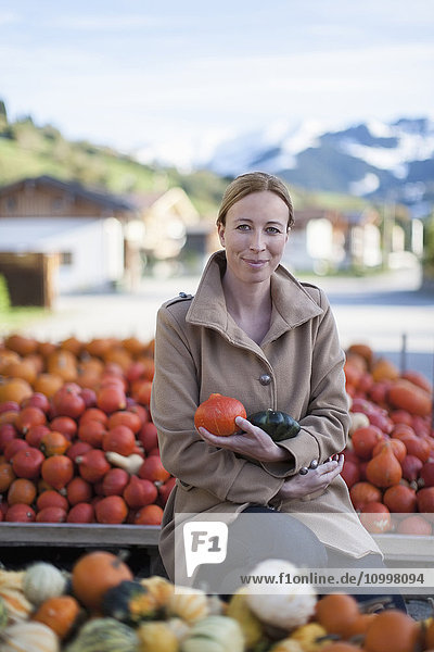 Österreich  Salzburger Land  Maria Alm  Porträt einer reifen Frau mit Gemüse