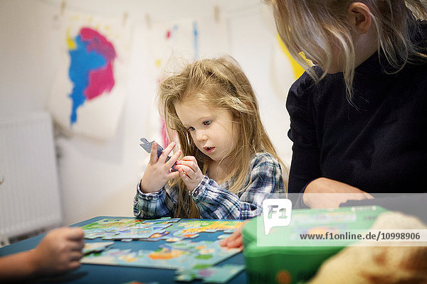 Reportage in einer zweisprachigen Montessori-Schule in Haute-Savoie  Frankreich  die Kinder im Alter von 2 bis 6 Jahren unterrichtet. Die 2- bis 6-Jährigen sind alle in einer Klasse  um die Sozialisierung zu fördern: die Älteren kümmern sich um die Jüngeren  was das Selbstvertrauen der Älteren stärkt und die Motivation der Jüngeren erhöht. Die in der Schule angewandte Montessori-Pädagogik zielt darauf ab  die Autonomie  den Wunsch und die Neugier des Kindes zu entwickeln. Jede nutzlose Hilfe  die dem Kind gegeben wird  wird zu einem Hindernis für seine Entwicklung   sagte Maria Montessori. Ein kleines Mädchen macht ein Rätsel.