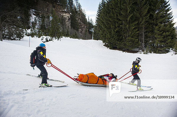 Reportage mit einem Skistreifenteam im Skigebiet Avoriaz in Haute Savoie  Frankreich. Das Team ist für die Markierung der Skipisten  die Erstversorgung von Skifahrern  die Evakuierung auf den Pisten sowie abseits der Pisten und kontrollierte Lawinenabgänge zuständig. Das Patrouillenteam evakuiert einen Mann mit einer Schulterverletzung.