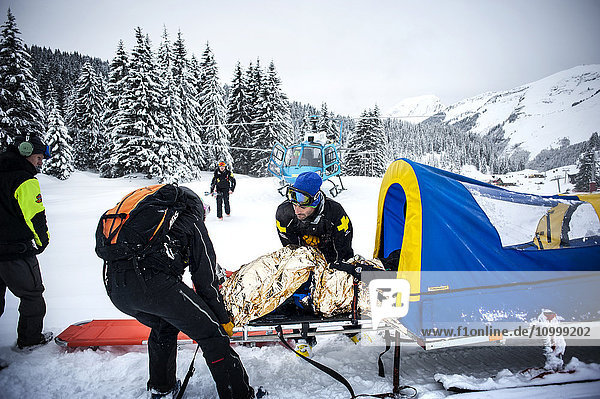 Reportage mit einem Ski-Patrouillen-Team im Skigebiet von Avoriaz in Haute Savoie  Frankreich. Das Team ist für die Markierung der Skipisten  die Erstversorgung von Skifahrern  Evakuierungen auf den Pisten sowie abseits der Pisten und kontrollierte Lawinenabgänge zuständig. Das Patrouillenteam evakuiert mit dem Hubschrauber eine Frau mit einer Schulterverletzung.