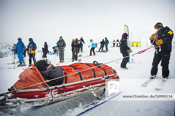 Reportage mit einem Skistreifenteam im Skigebiet Avoriaz in Haute Savoie  Frankreich. Das Team ist für die Markierung der Skipisten  die Erstversorgung von Skifahrern  die Evakuierung auf den Pisten sowie abseits der Pisten und kontrollierte Lawinenabgänge zuständig. Das Patrouillenteam evakuiert einen Skifahrer  der eine Knieverletzung hat.