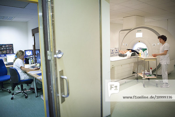 Reportage in einem radiologischen Dienst in einem Krankenhaus in Haute-Savoie  Frankreich. MRT-Scan.