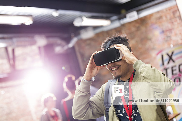 Mann versucht Virtual-Reality-Simulator-Brille auf Technologie-Konferenz
