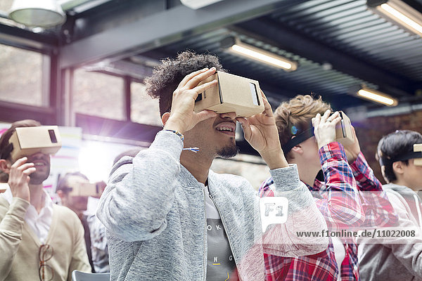 Publikum probiert Virtual-Reality-Simulator-Brille auf Technologie-Konferenz aus