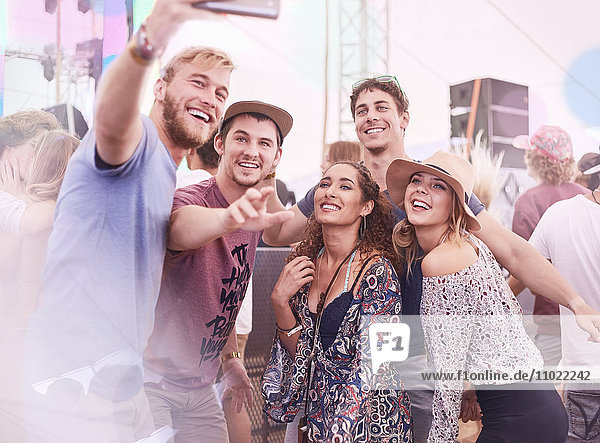 Junge Freunde posieren für Selfie auf dem Musikfestival