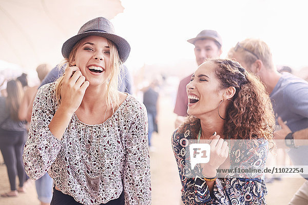 Junge Frauen lachen beim Musikfestival