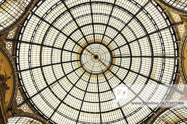 Italien  Mailand  Blick auf die Glaskuppel der Galleria Vittorio Emanuele II von unten