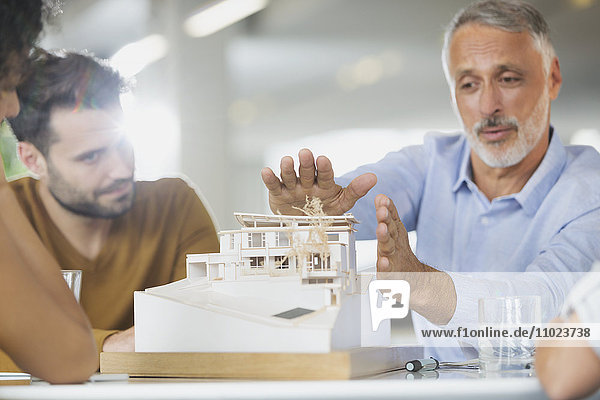 Architekten besprechen das Modell in einer Sitzung
