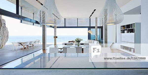Modernes  luxuriöses Wohnzimmer mit Zugang zur Terrasse und Meerblick