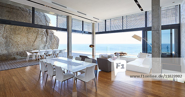 Modernes  luxuriöses Wohn- und Esszimmer mit Zugang zur Terrasse und Meerblick