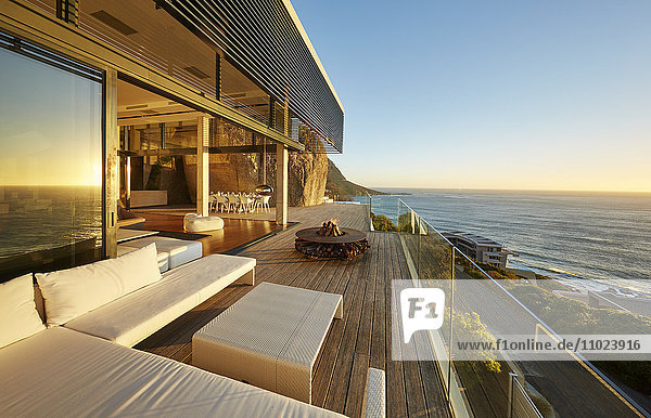 Moderne Luxus-Terrasse mit Blick auf den Sonnenuntergang am Meer