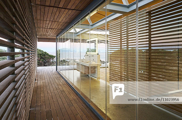 Moderne Luxuswohnung mit Holzkorridor