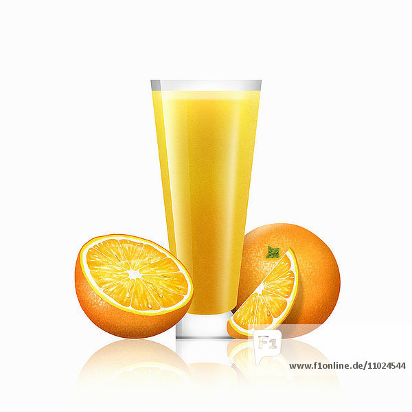 Frische Orangen und Glas mit Saft