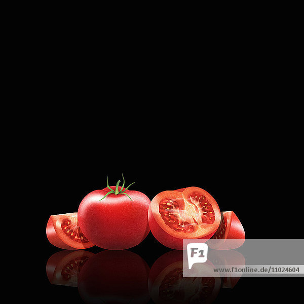 Frische Tomaten  ganz  halbiert und gestückelt