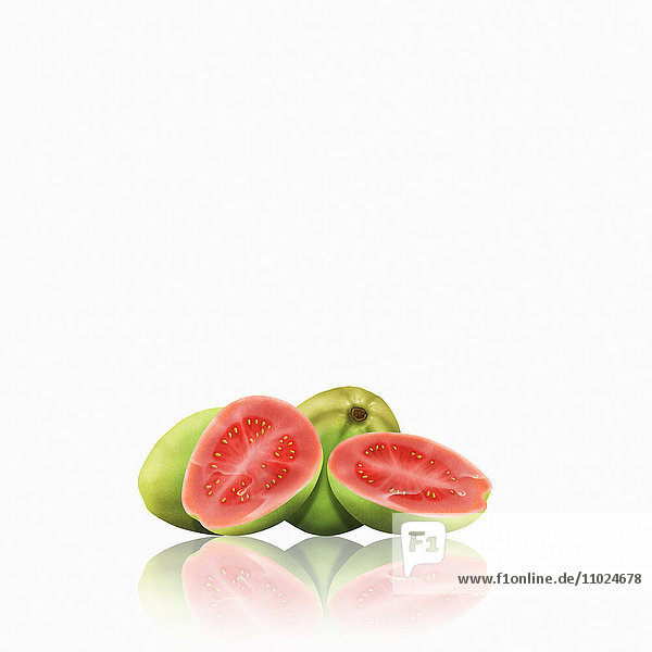 Ganze und geschnittene Guaven