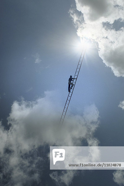 Mann klettert auf einer Leiter zwischen Wolken im Himmel