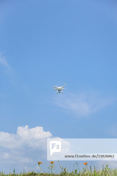 Drohne fliegt in den blauen Himmel