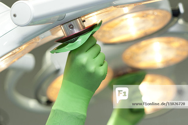 OP-Lampe im Operationssaal eines Krankenhauses