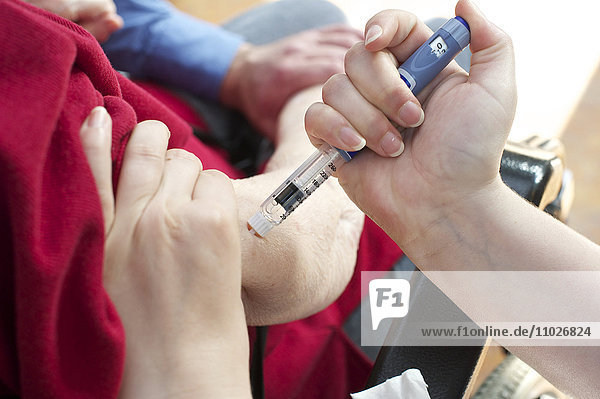 Injektion von Insulin im Seniorenheim