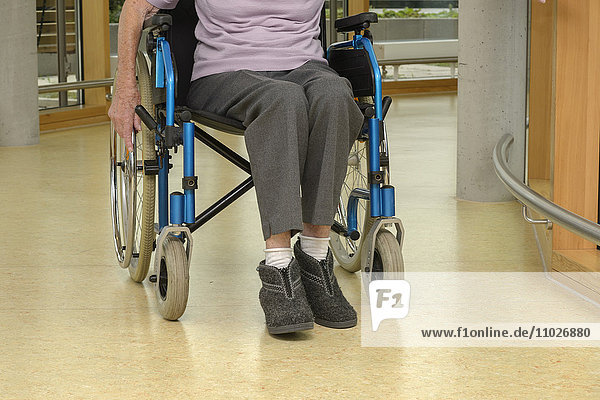 Seniorin mit Rollstuhl in Seniorenheim