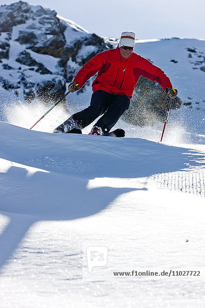 Mann beim Skifahren  tiefer Blickwinkel