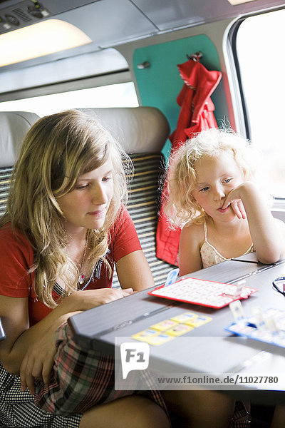Zwei Mädchen sitzen im Zug
