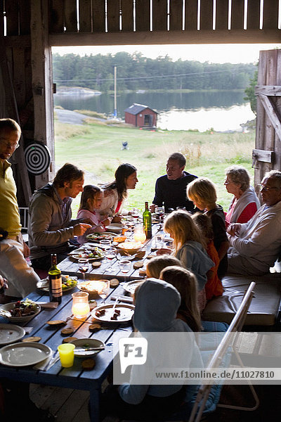 Gruppe von Menschen beim Essen auf einer Party