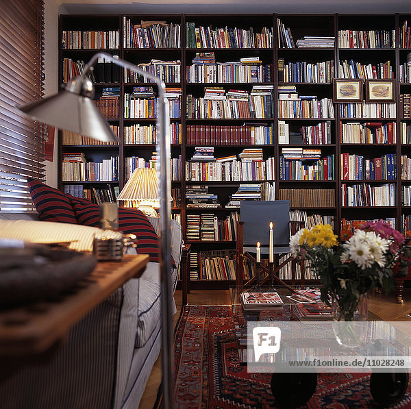 Bücherregale in einem Wohnzimmer.