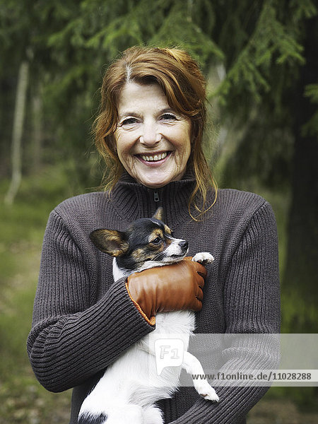 Schweden  Stockholm  Porträt einer Frau mit Hund