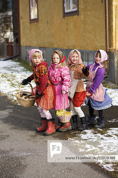 Schweden  Stockholm  vier Mädchen in Osterkostümen  im Freien