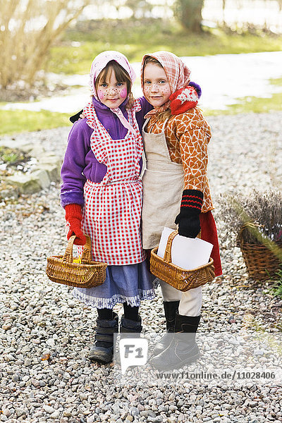 Schweden  Stockholm  Porträt von zwei Mädchen mit Körben  im Freien
