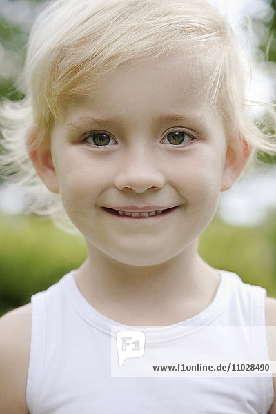 Schweden  Stockholm  Porträt eines lächelnden blonden Mädchens