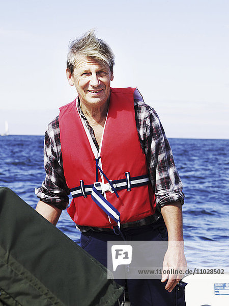 Schweden  Vastkusten  Marstrand  älterer Mann auf Boot