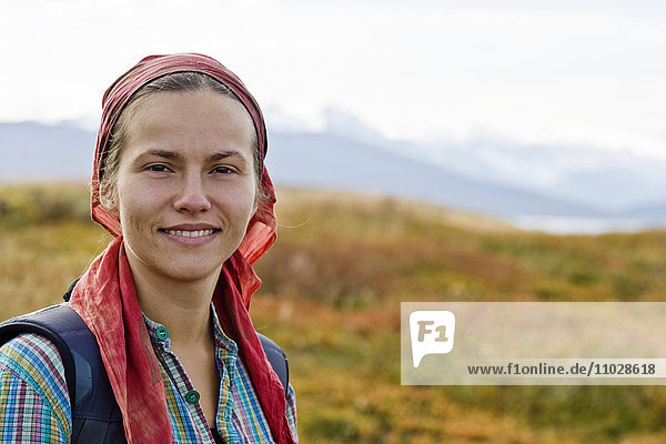 Skandinavien  Schweden  Norrland  Hemavan  Außenporträt einer jungen Frau mit Kopftuch