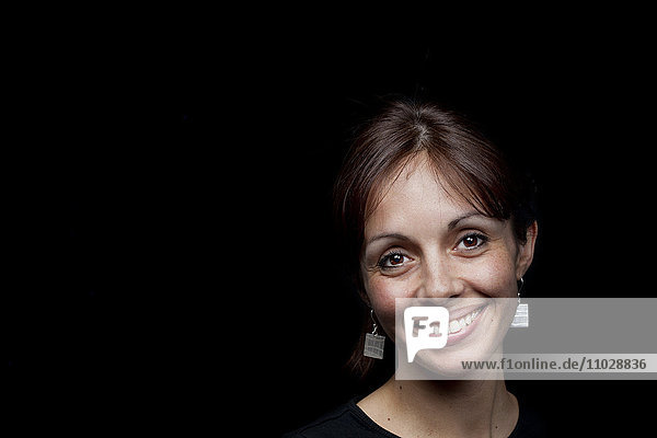 Porträt einer lächelnden Frau im mittleren Erwachsenenalter  Studioaufnahme