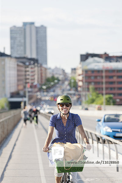 Lächelnde Frau beim Radfahren