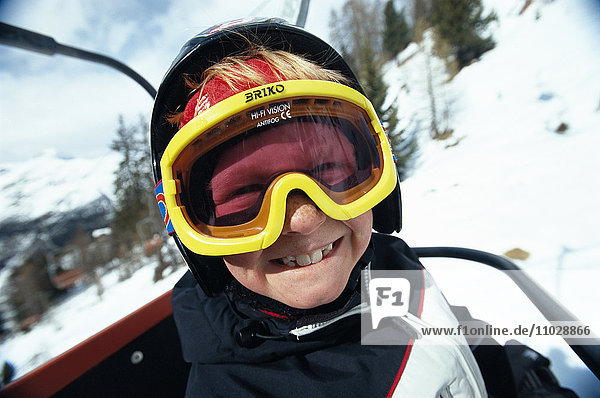 Ein lächelnder Slalom-Skifahrer.