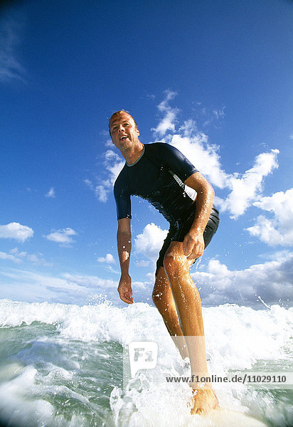 Mann auf einem Surfbrett.