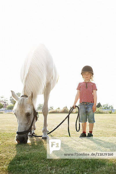 Mädchen stehend mit Pferd