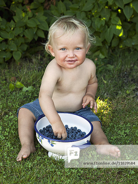 Junge isst Blaubeeren  lächelnd  Porträt