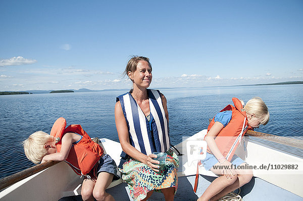 Mutter mit Sohn und Tochter auf einem Boot
