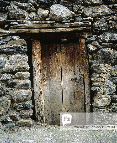 Alte Tür zu einer Scheune aus Stein
