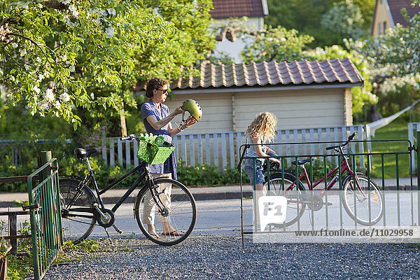 Mutter und Tochter bereiten sich auf eine Fahrradtour vor