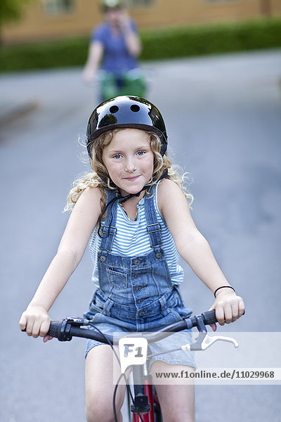 Lächelndes Mädchen beim Radfahren