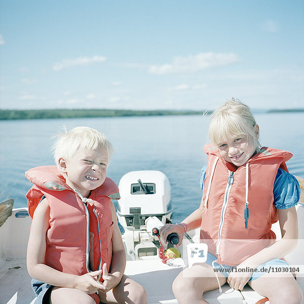 Junge und Mädchen auf Boot