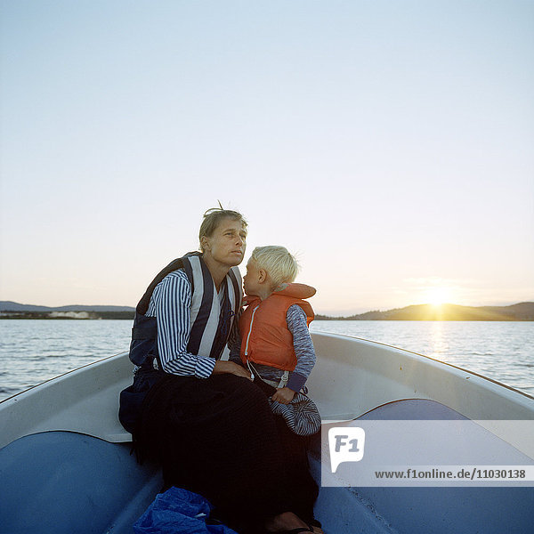 Mutter mit Sohn auf Boot